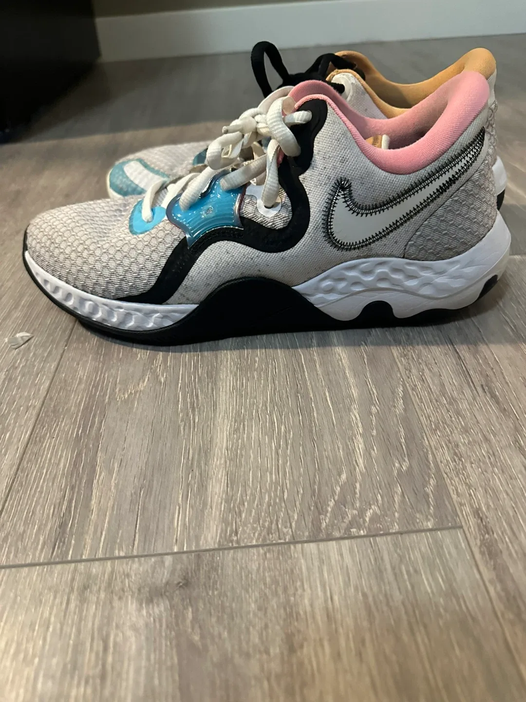 Nike Bugs Bunny Basketball shoes image indicator(3)