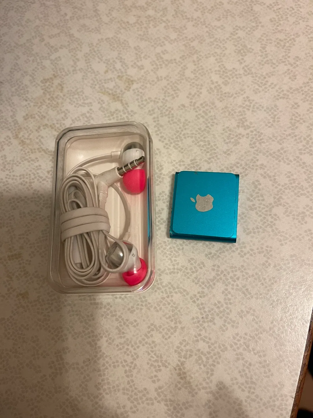 Turquoise Apple iPod Shuffle with Earphones image indicator(2)