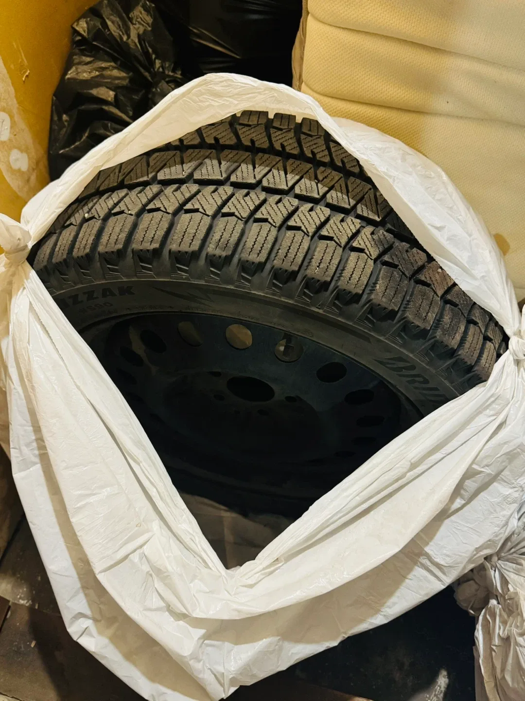 Bridgestone Blizzak WS90 225/50R17 Winter Tire image indicator(3)