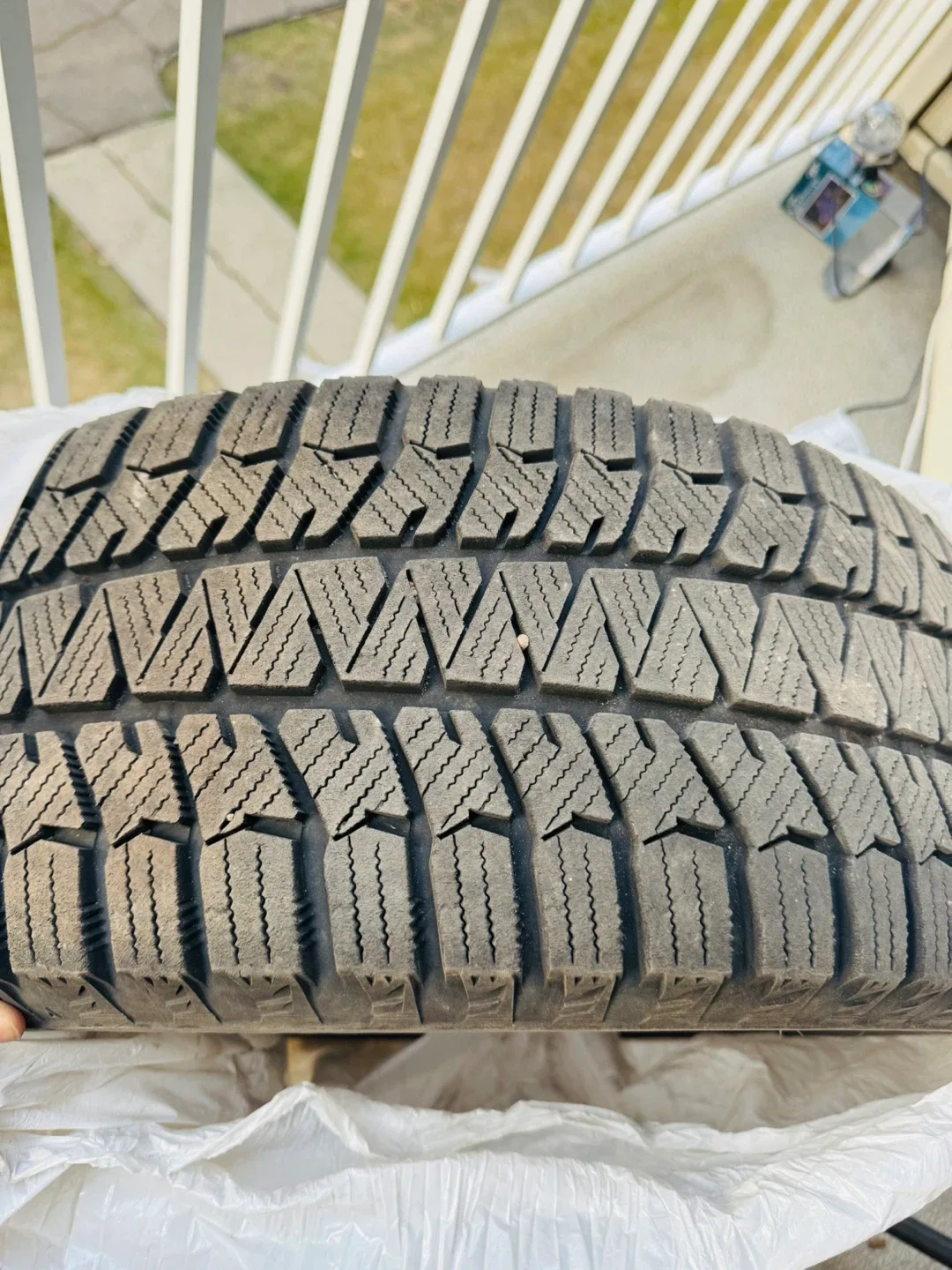 Bridgestone Blizzak WS90 225/50R17 Winter Tire image indicator(2)