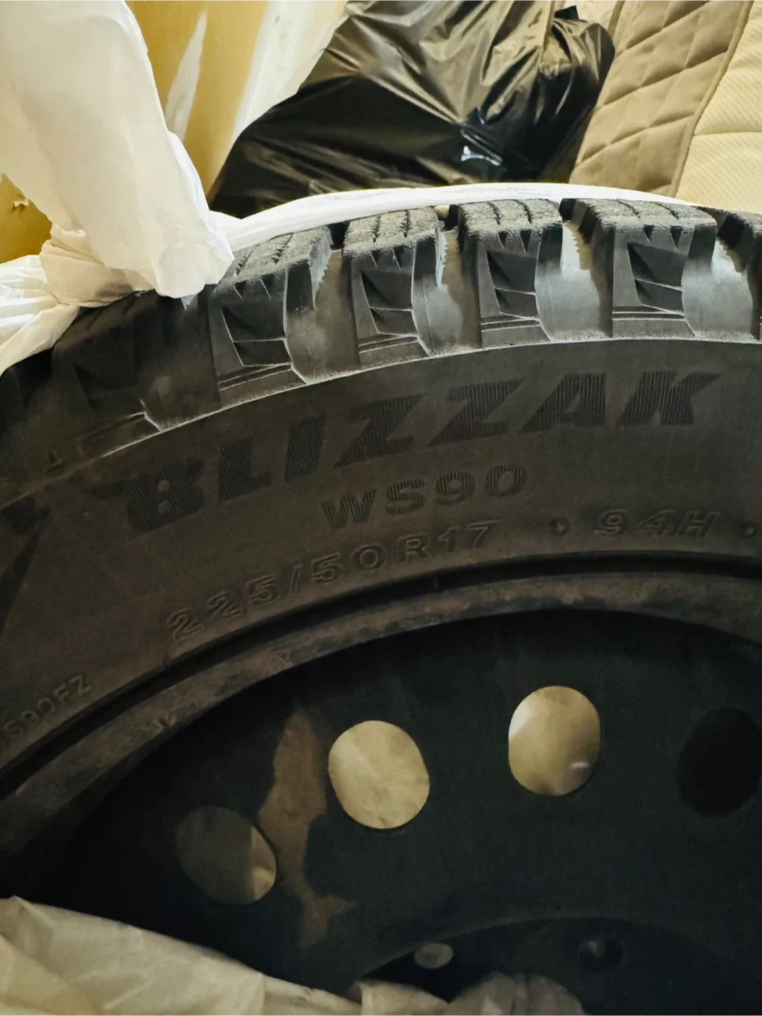 Bridgestone Blizzak WS90 225/50R17 Winter Tire image indicator(4)