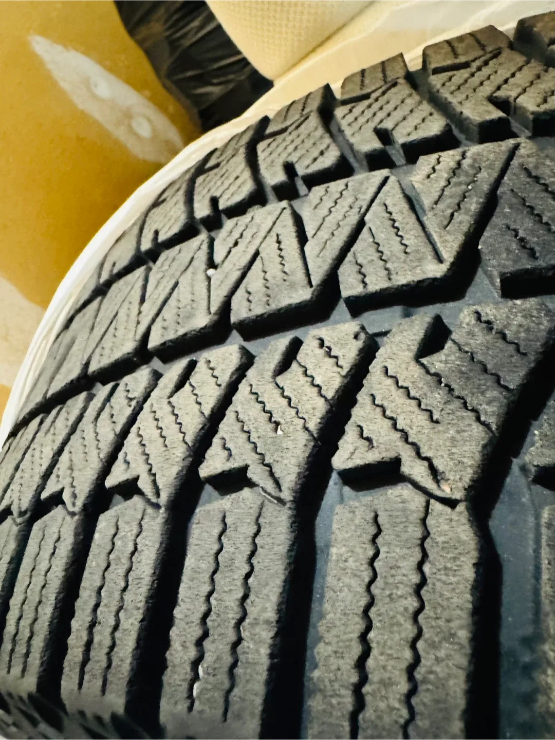 Bridgestone Blizzak WS90 225/50R17 Winter Tire image indicator(5)