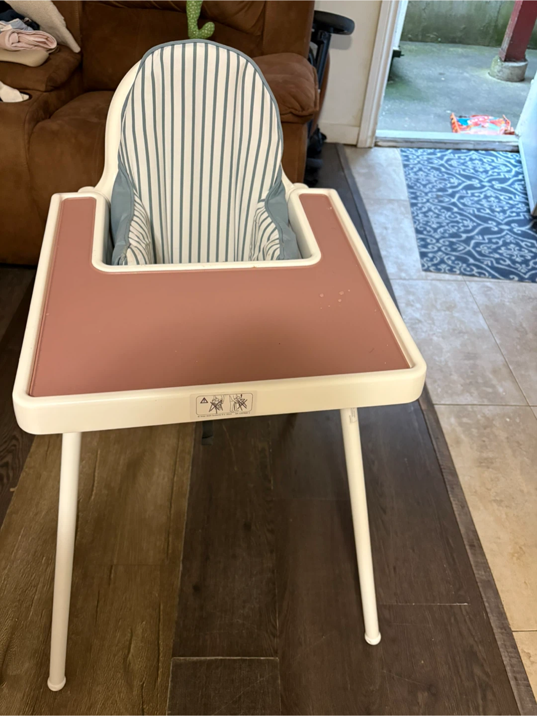 Brand new high chair with accessories