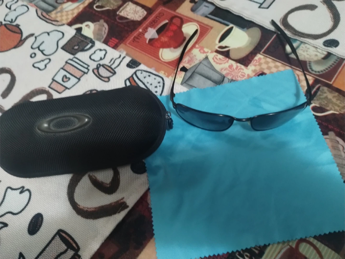 Oakley Sunglasses with Case - photo 3