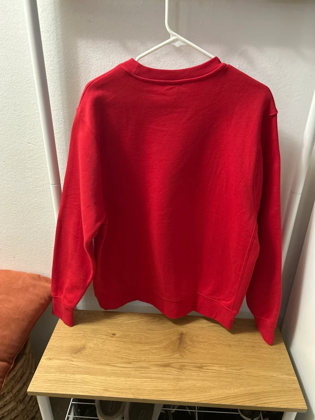 Nike Red Crewneck Sweatshirt Men’s size L Brand New image indicator(2)