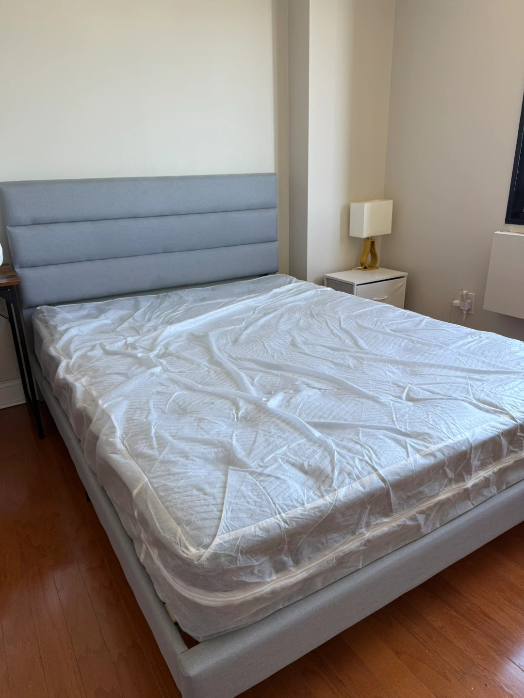 Queen size bed (Molbius Mattress&frame)