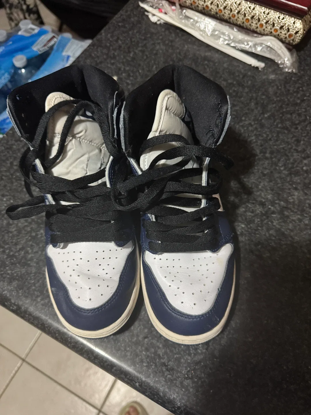 Nike Air Jordan 1 High, Size 5.5Y image indicator(4)