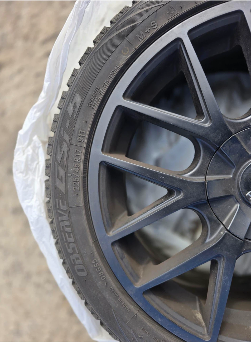 Toyo Observe GSi-5 Winter Tires & Black Alloy Rims – Like New! - photo 4