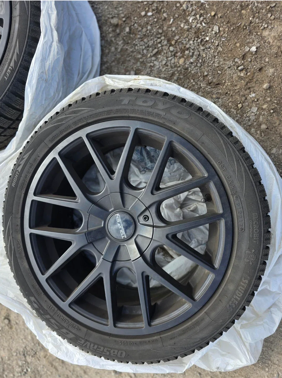 Toyo Observe GSi-5 Winter Tires & Black Alloy Rims – Like New! image indicator(6)