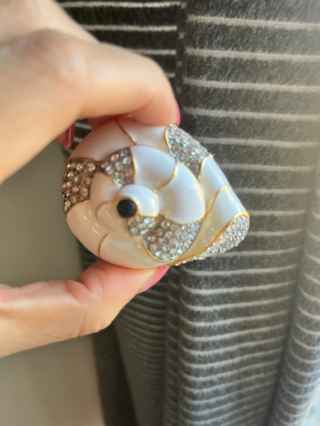 Vintage Shell Brooch with Rhinestones image indicator(3)