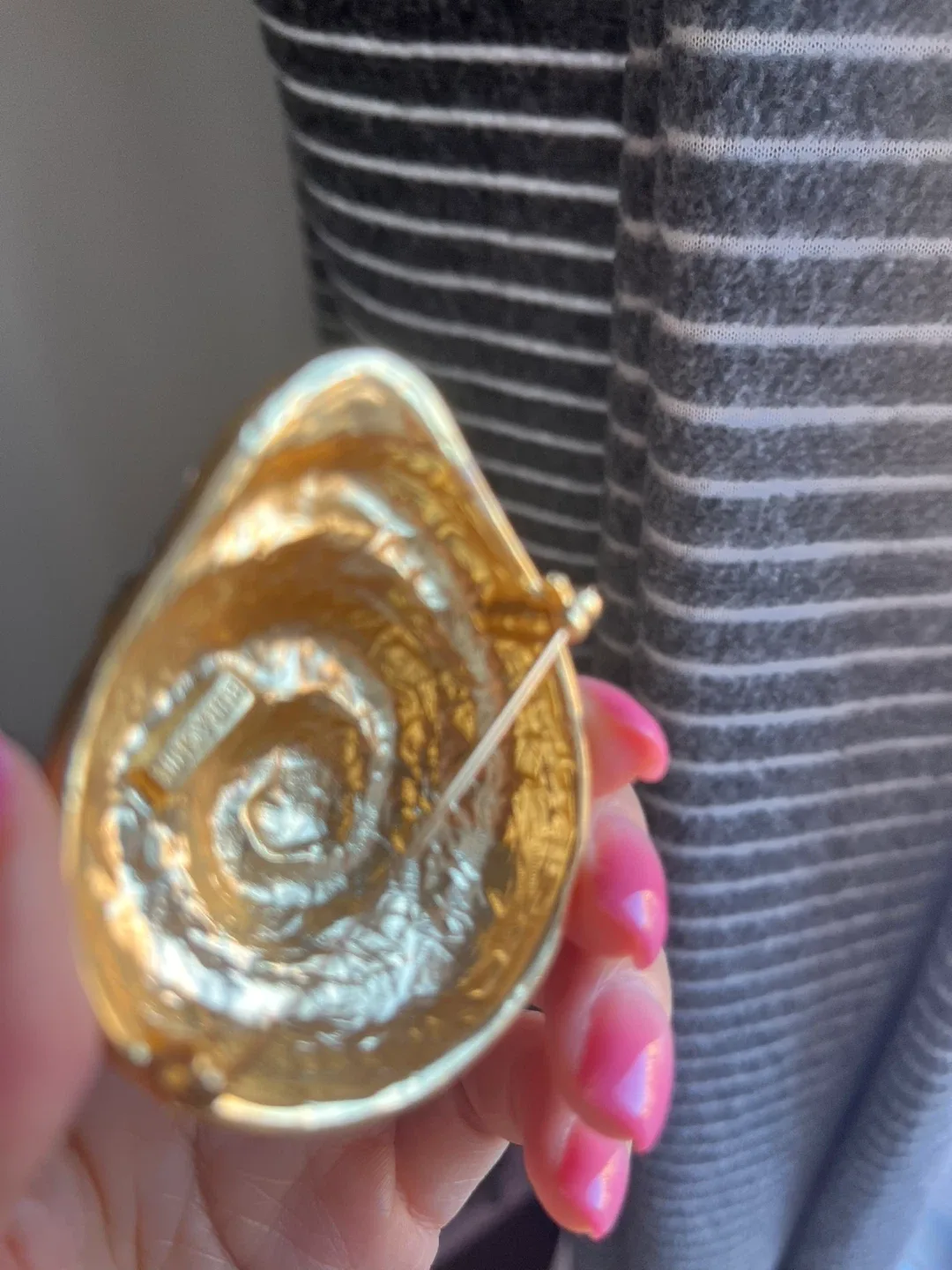 Vintage Shell Brooch with Rhinestones image indicator(2)