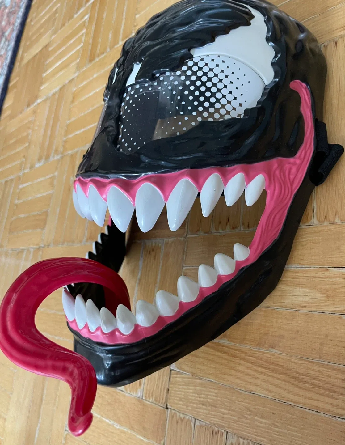 Marvel Venom Moveable Tongue Halloween Mask image indicator(2)