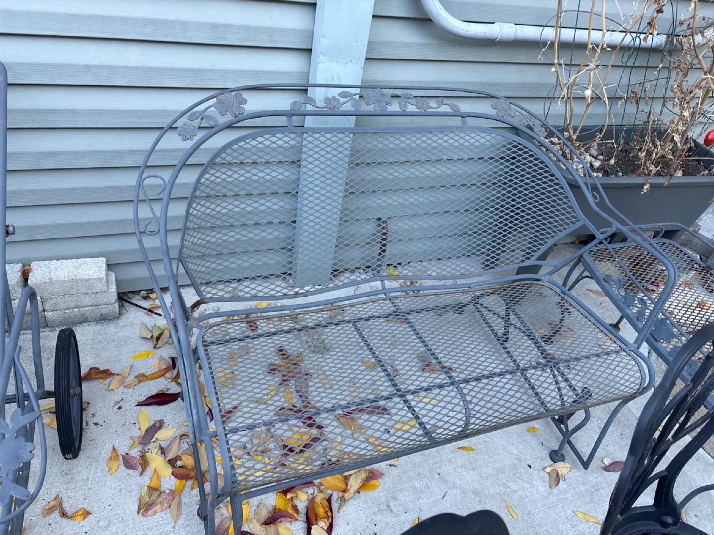 Wrought iron patio set 4 pieces. (Best offer) - photo 2
