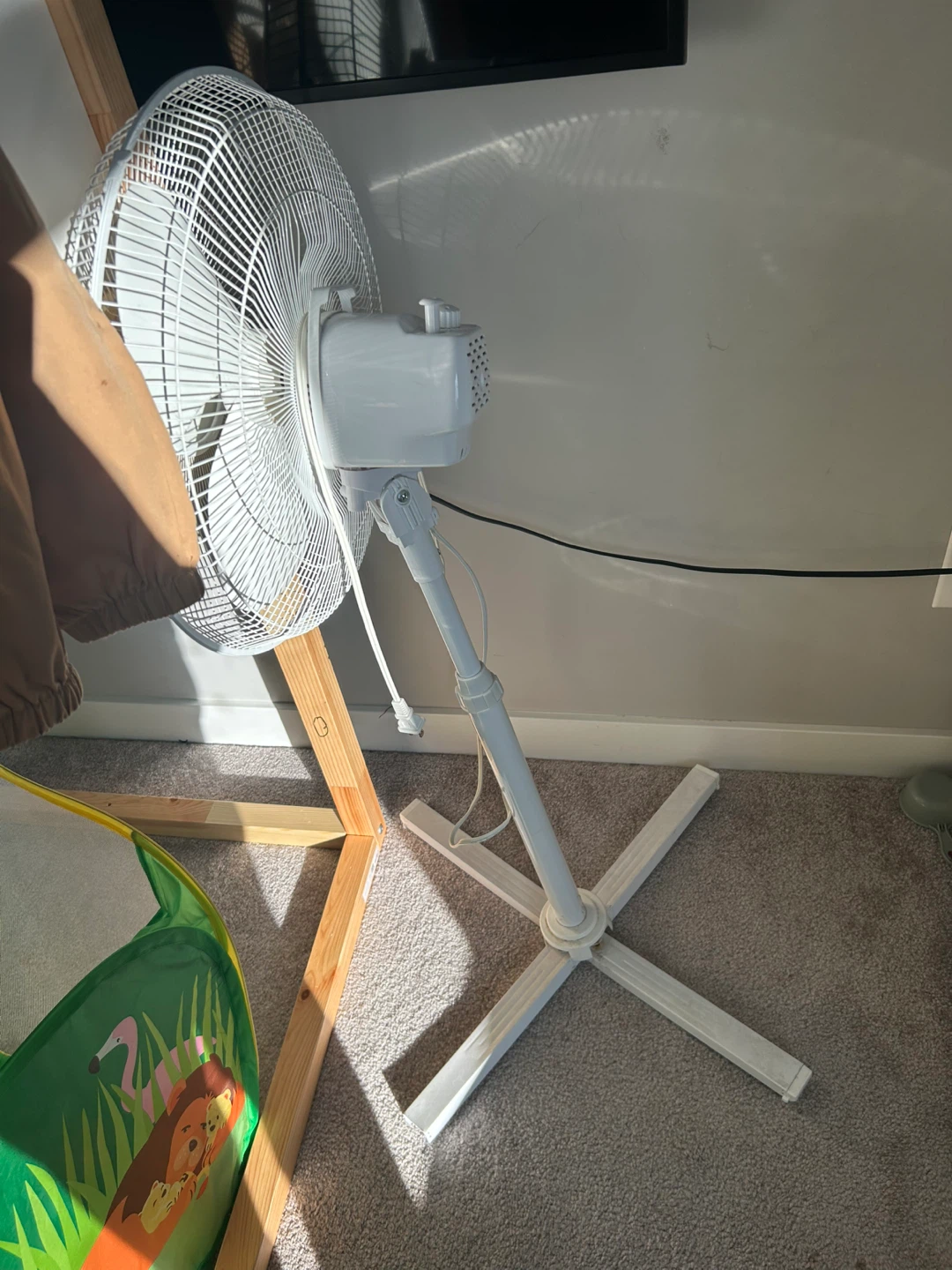 White Standing Fan need screws