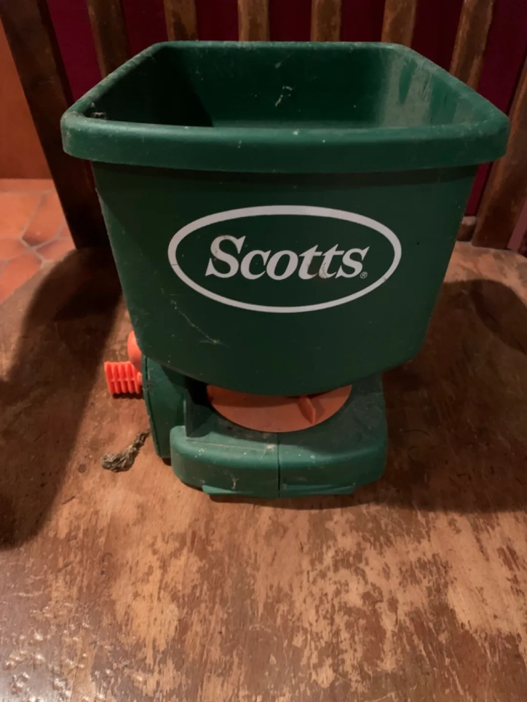 Scotts Turf Builder Edgeguard Mini Broadcast Spreader