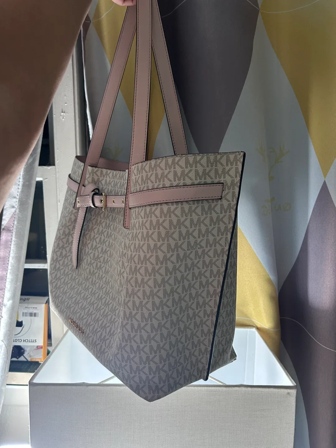 Michael Kors  blush Emilia large logo Tote Bag image indicator(4)