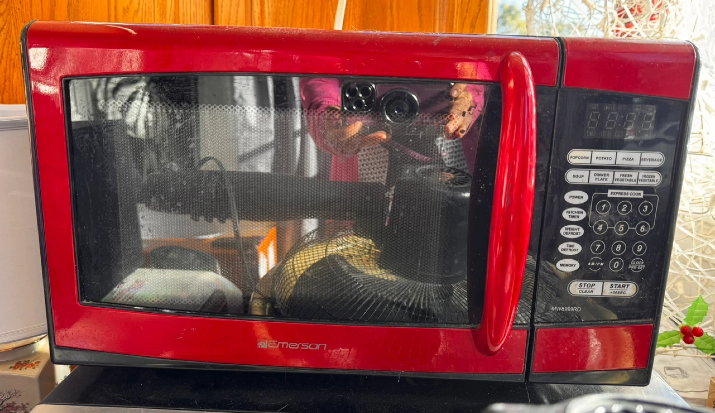 Emerson 900W Red Microwave