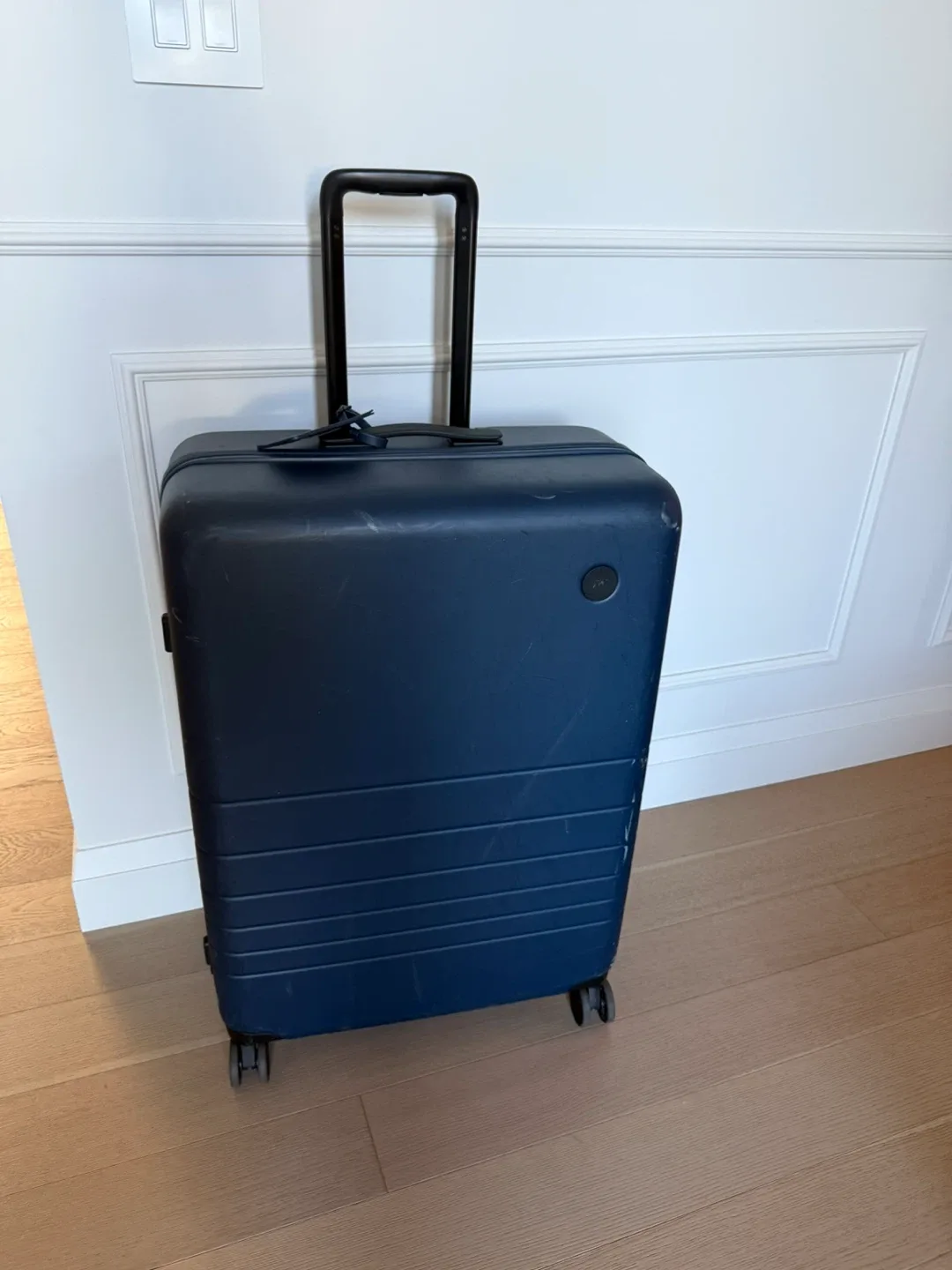 Monos check in large suitcase image indicator(2)