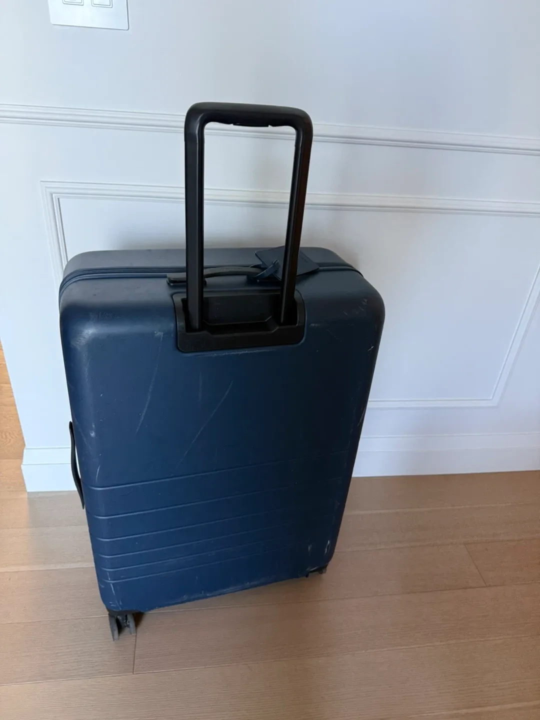 Monos check in large suitcase image indicator(3)