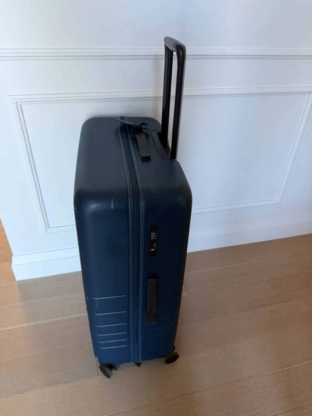 Monos check in large suitcase image indicator(4)