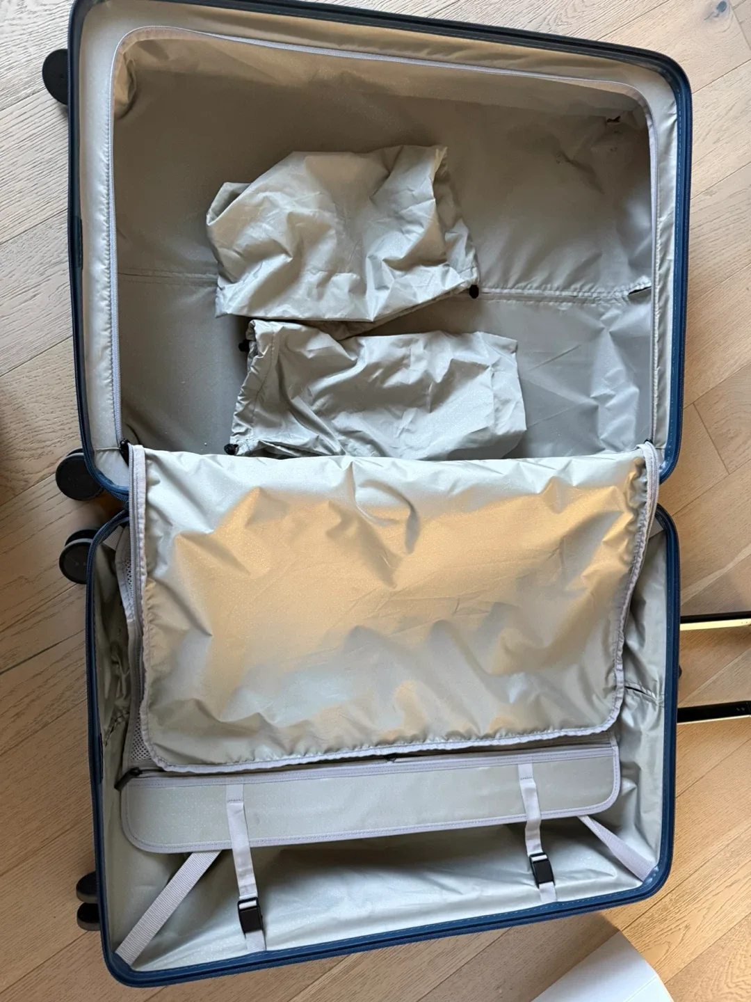 Monos check in large suitcase image indicator(6)