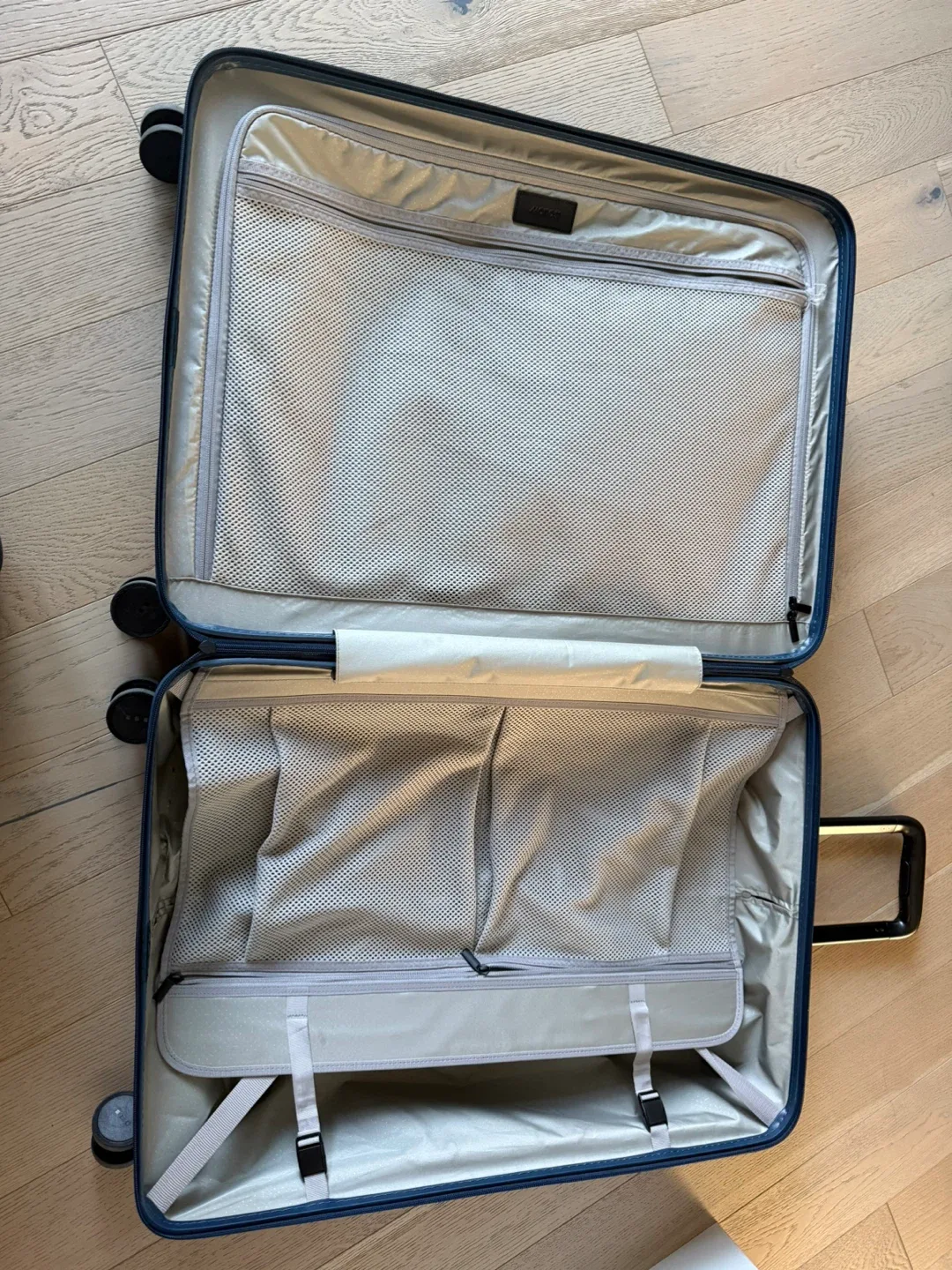 Monos check in large suitcase image indicator(5)