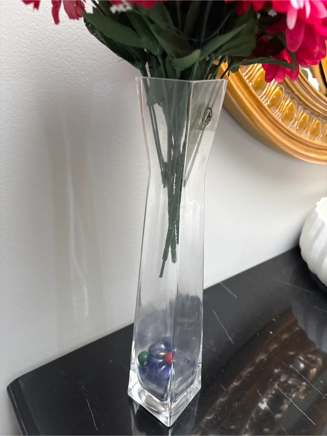 Flower vase with artificial flowers image indicator(3)