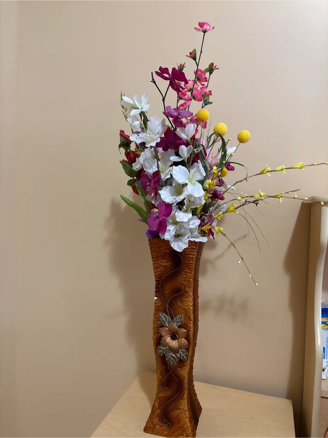 Floral Arrangement in Decorative Vase image indicator(3)