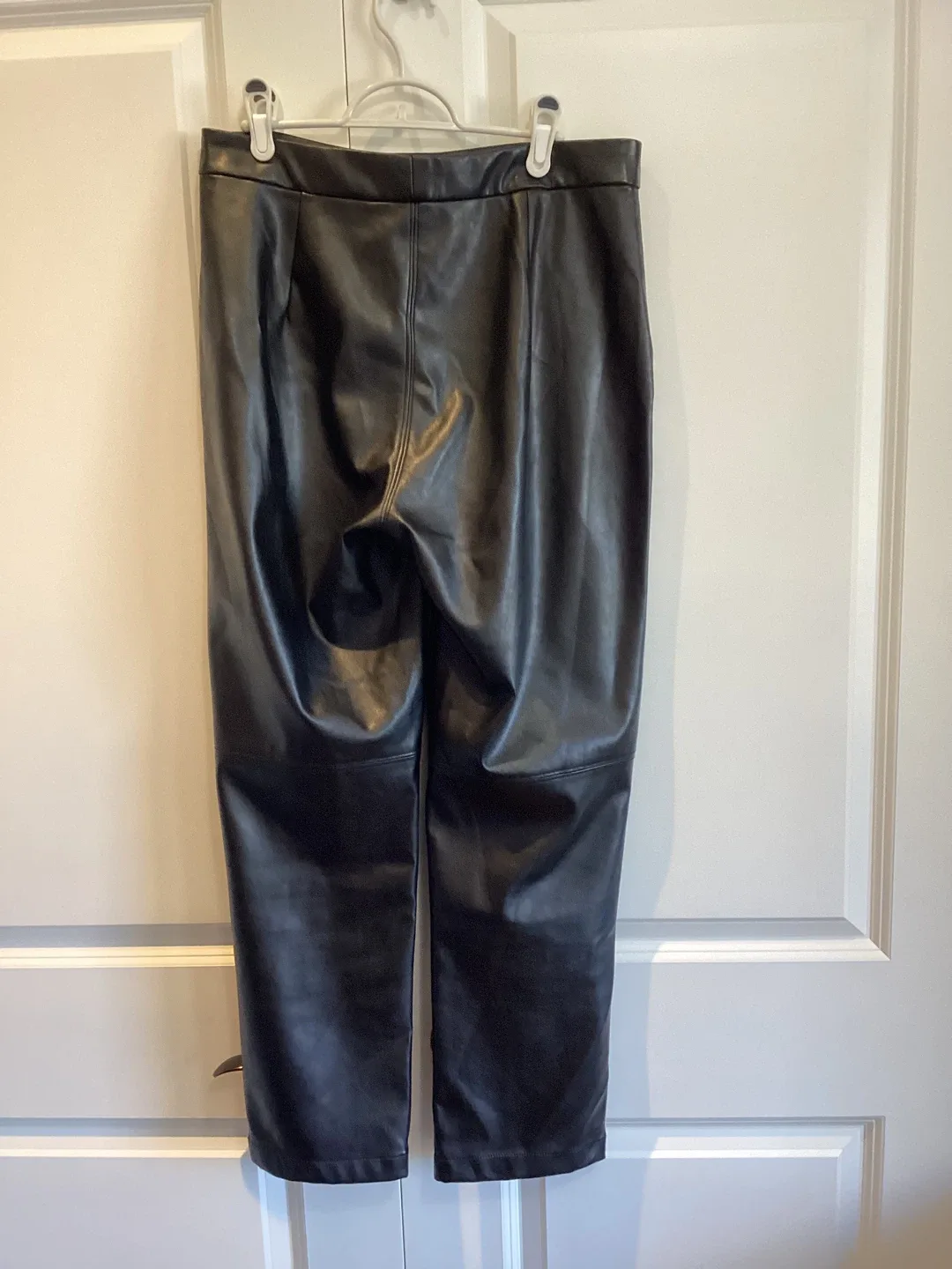 HALSTON BLACK PLEATHER PANTS image indicator(2)