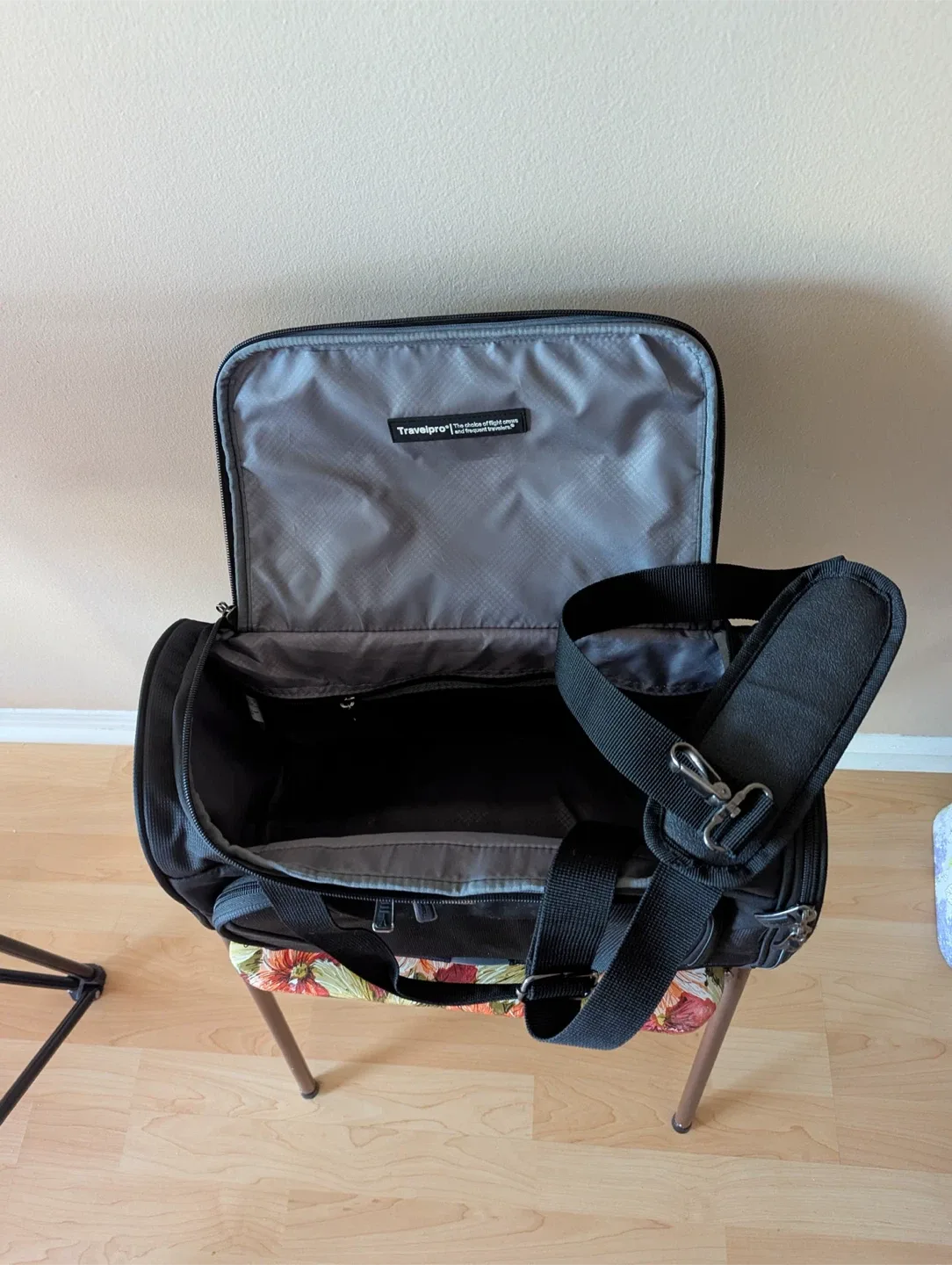 Travelpro Black Carry-On Bag image indicator(4)