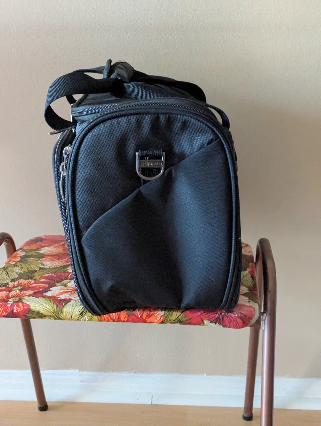 Travelpro Black Carry-On Bag image indicator(3)