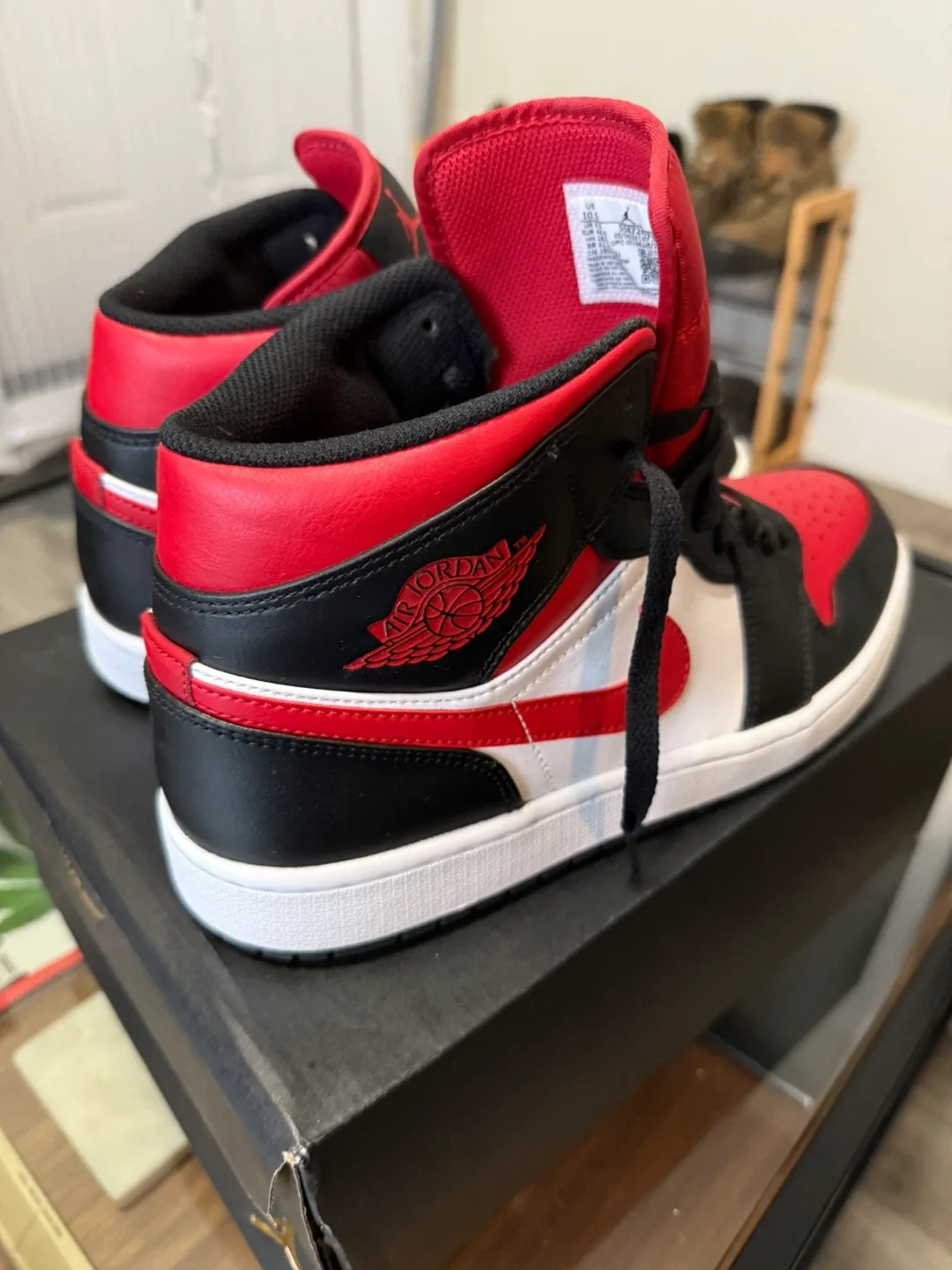 Air Jordan 1 Mid SE Black/Red Size 10.5 image indicator(6)