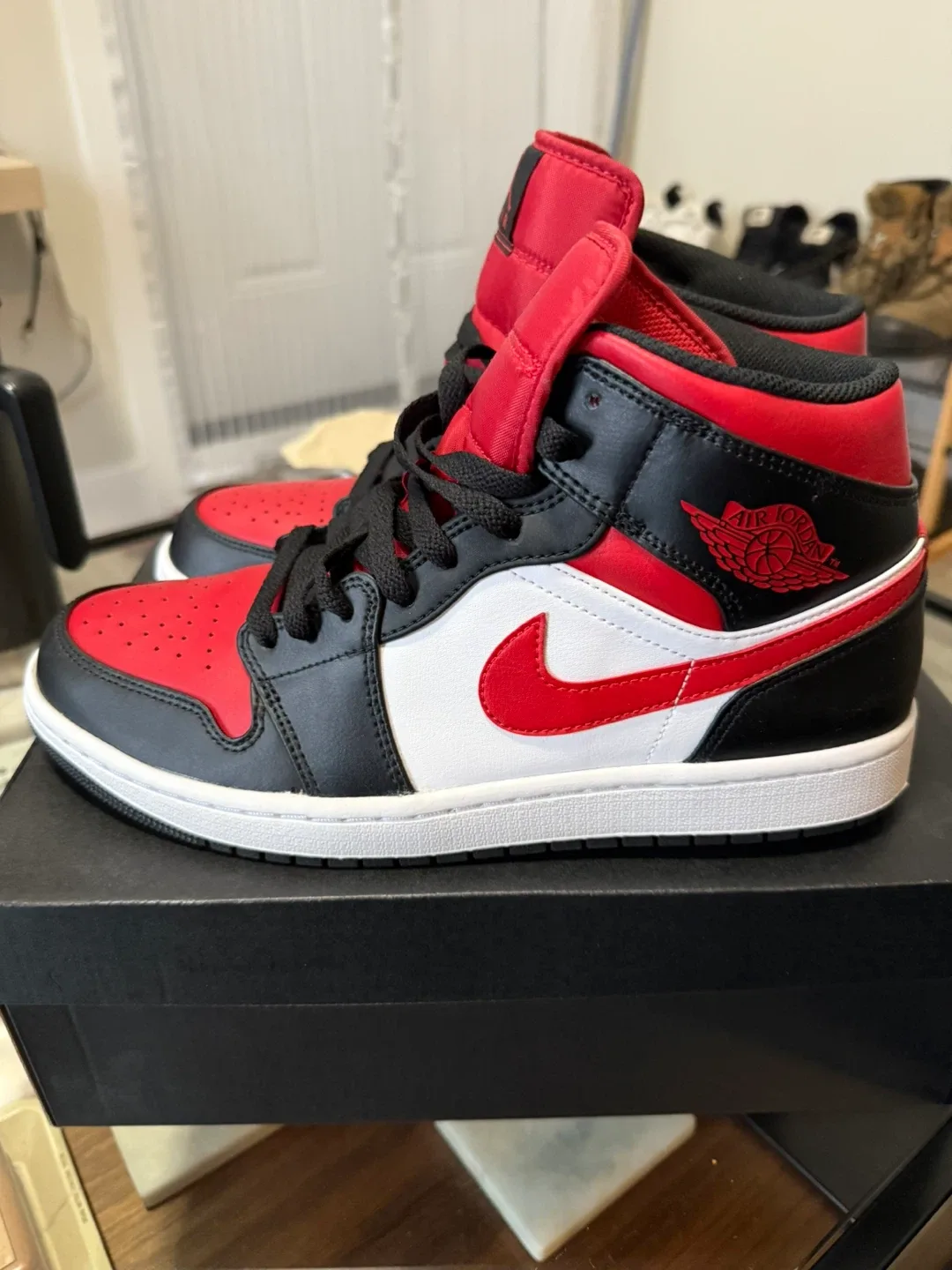 Air Jordan 1 Mid SE Black/Red Size 10.5 image indicator(2)