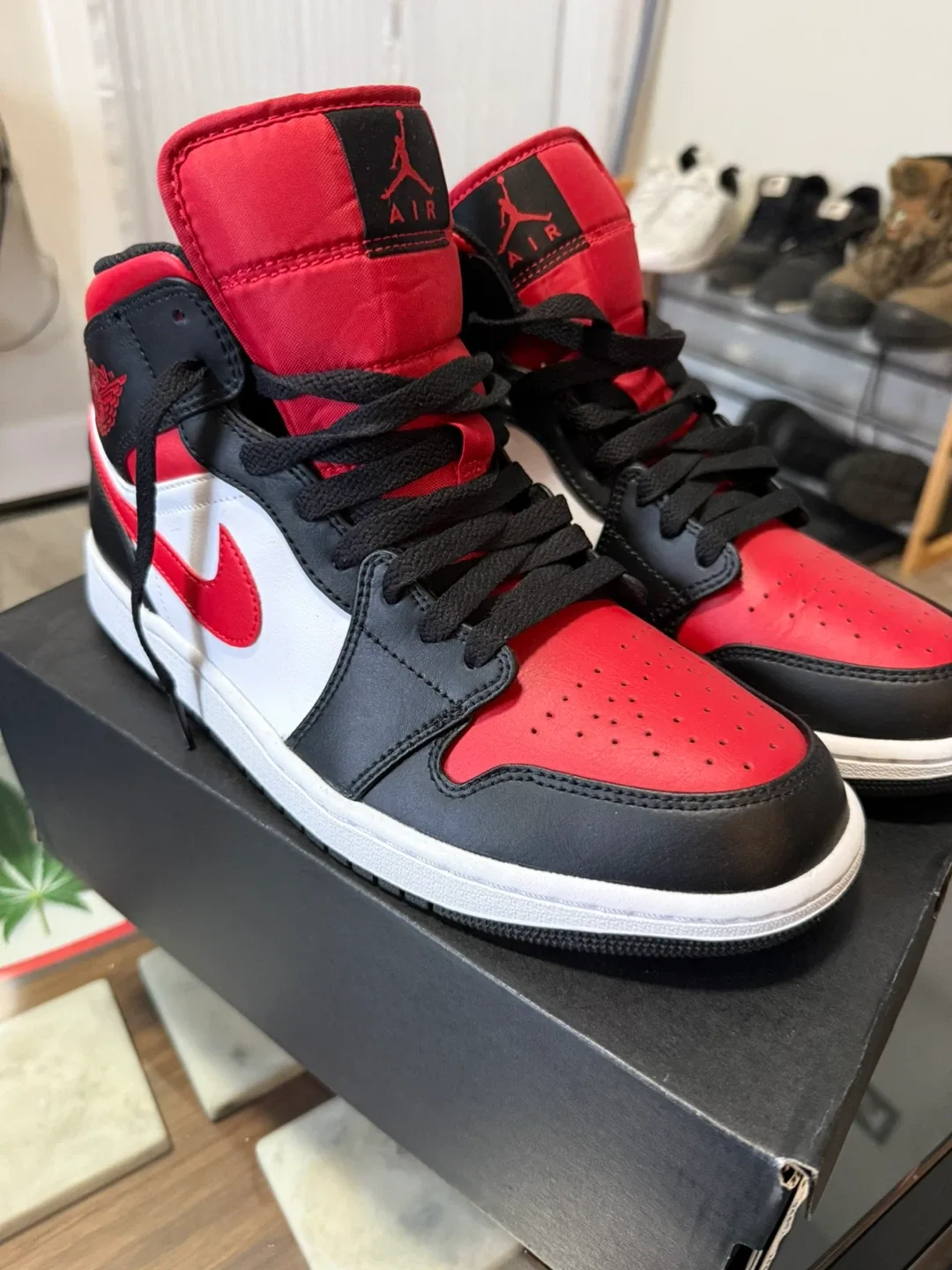 Air Jordan 1 Mid SE Black/Red Size 10.5 image indicator(3)