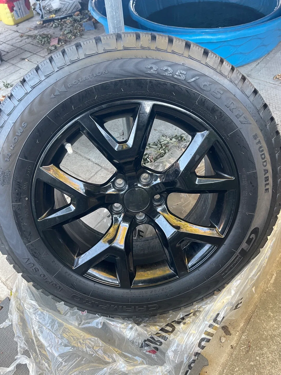 Set of R17 Tires image indicator(9)