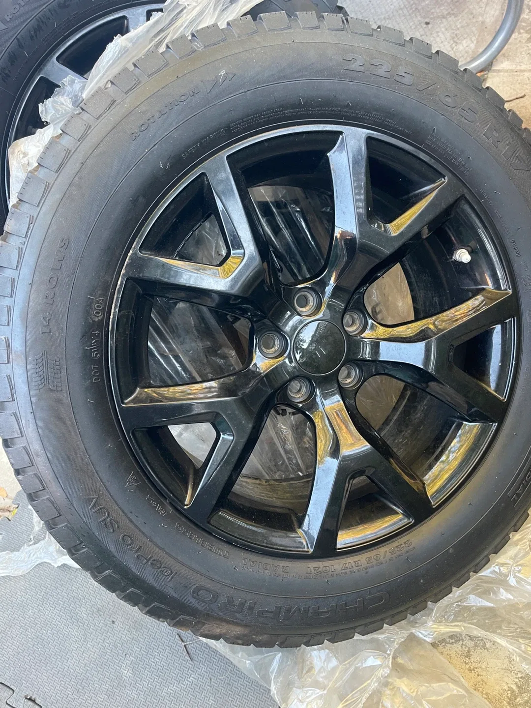 Set of R17 Tires image indicator(7)