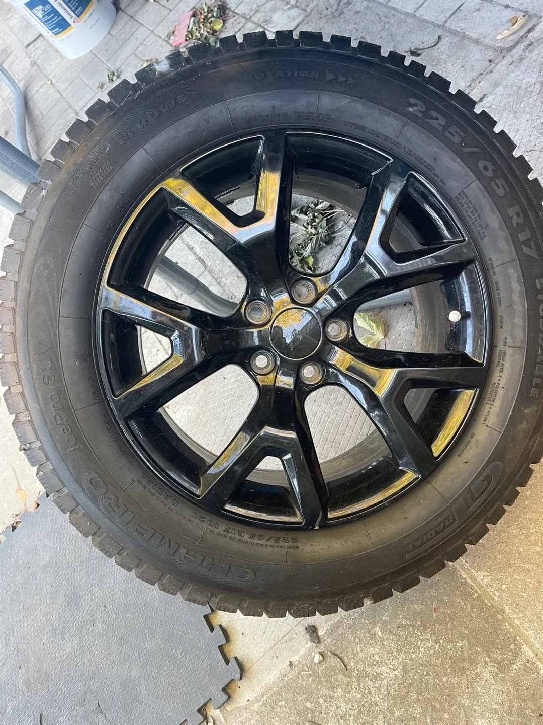 Set of R17 Tires image indicator(10)