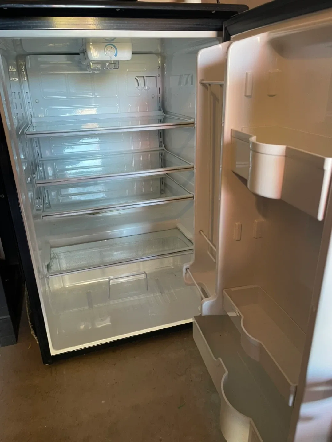 Danby Toronto Maple Leafs Mini Fridge image indicator(2)