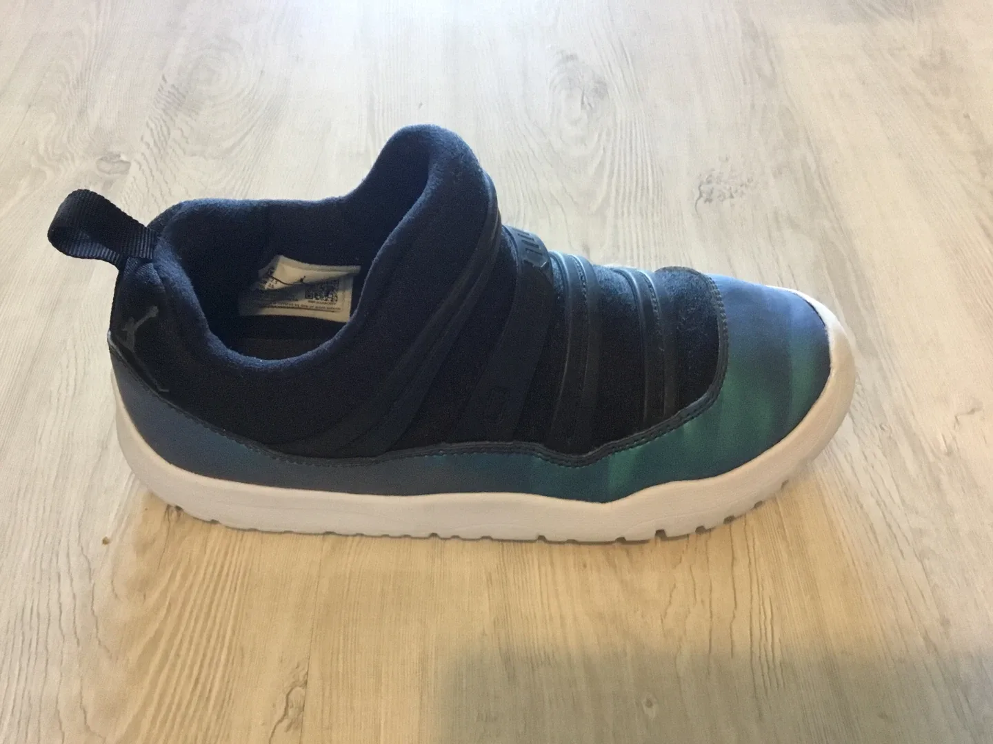 Nike Jordan 11 CMFT Low Shoes Size US 3Y image indicator(2)