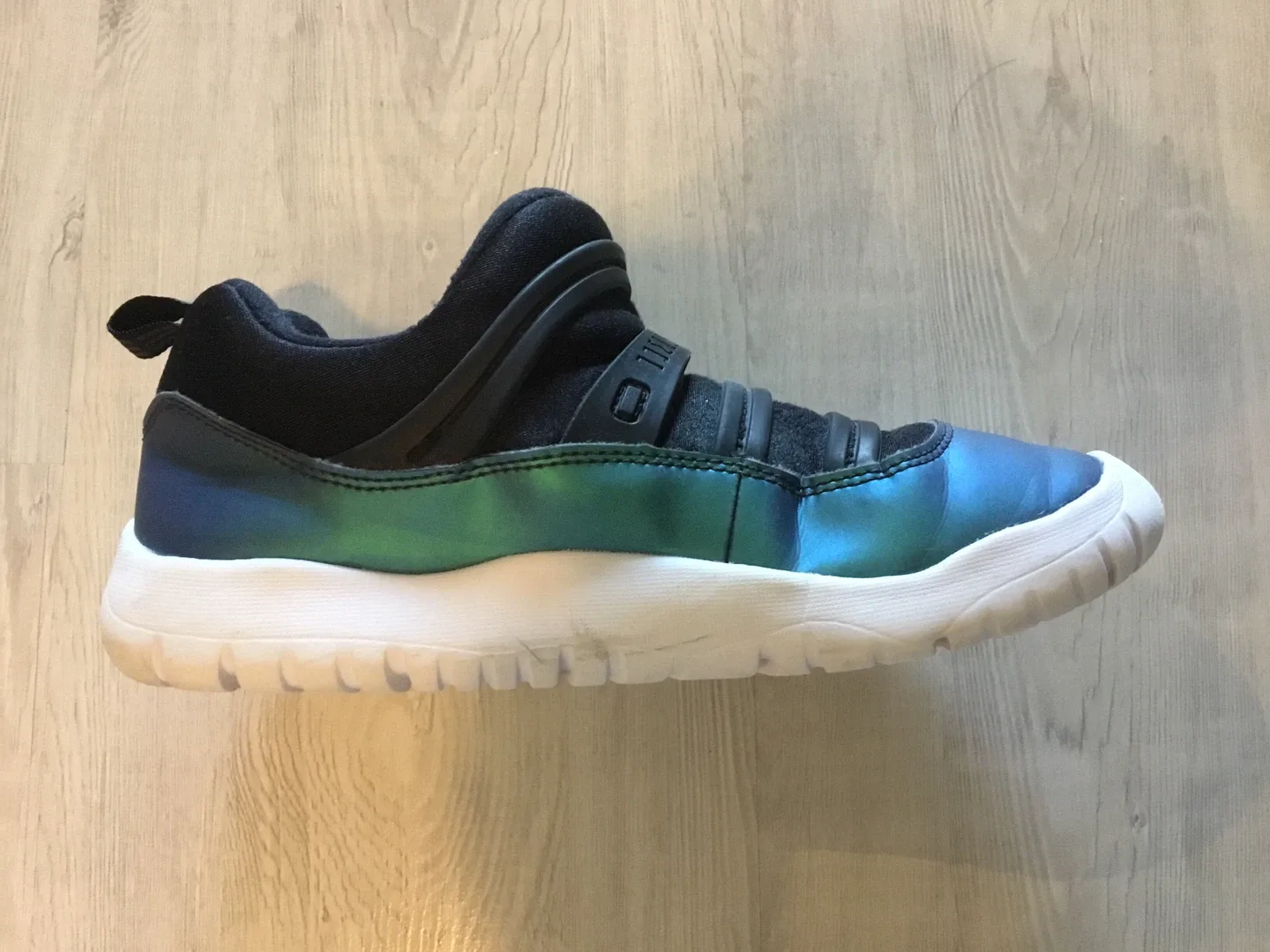 Nike Jordan 11 CMFT Low Shoes Size US 3Y image indicator(4)