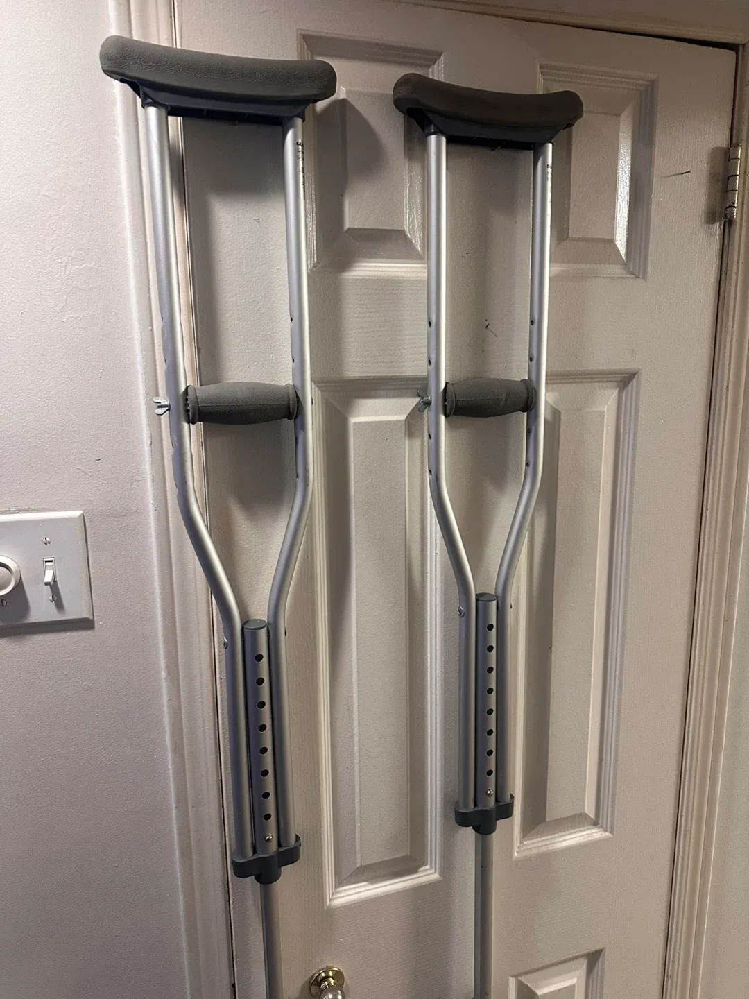 Guardian Adjustable Aluminum Crutches image indicator(2)