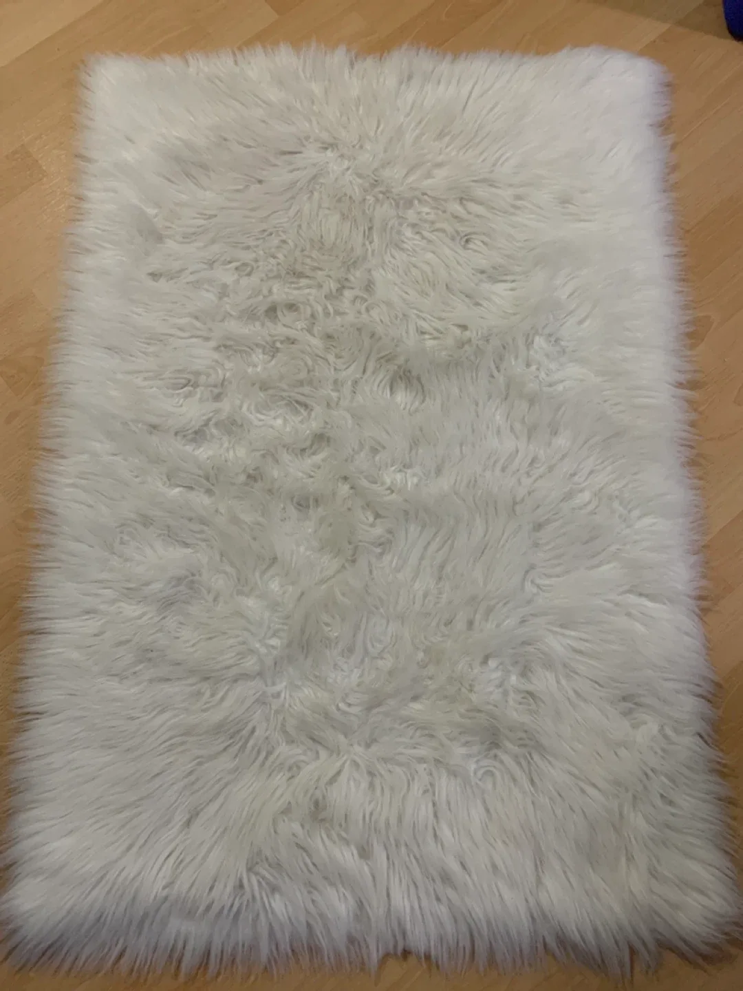 White Faux Sheepskin Rug image indicator(2)