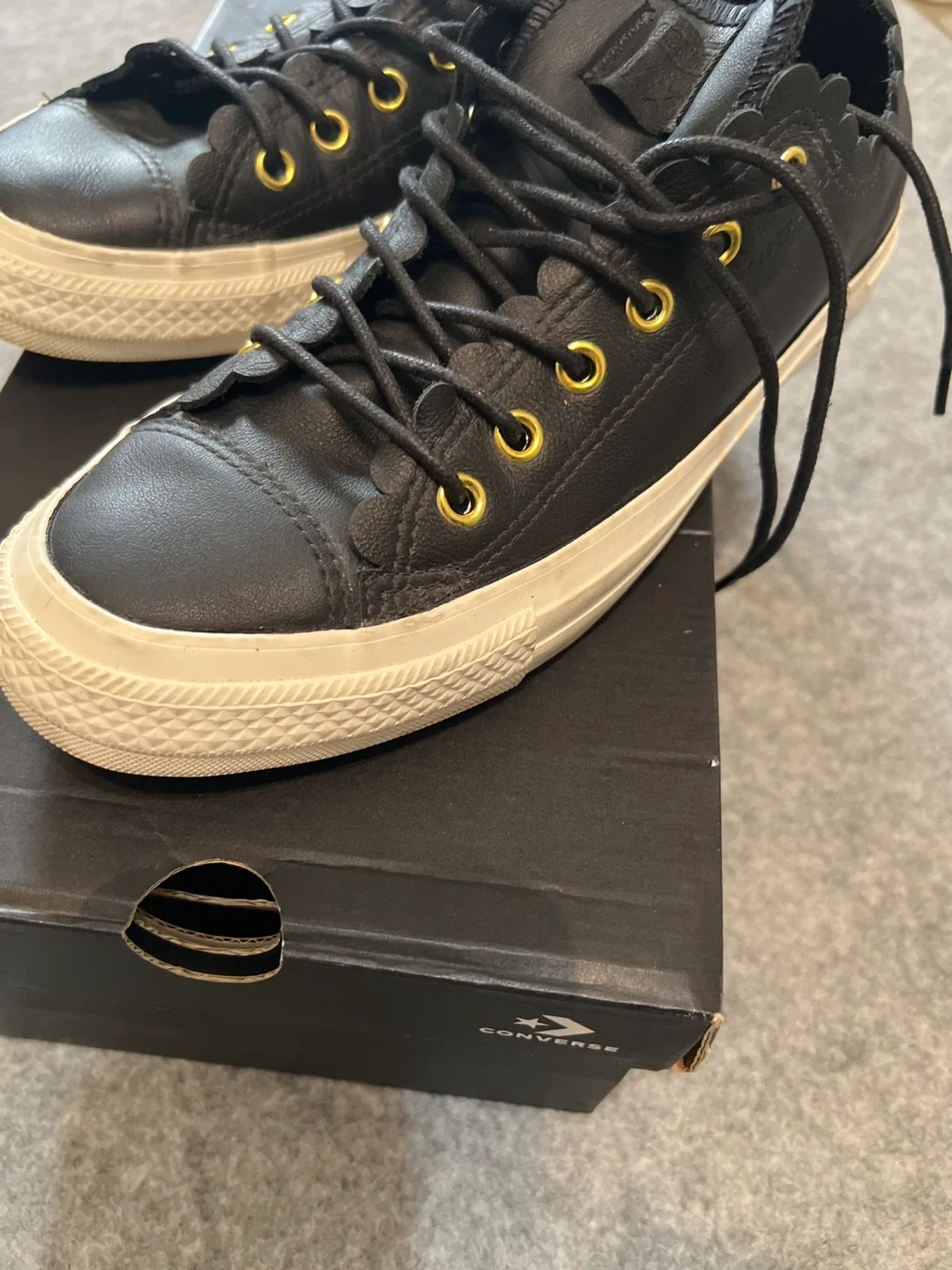 Converse Chuck Taylor All Star Black Leather Scallop US 8 image indicator(5)