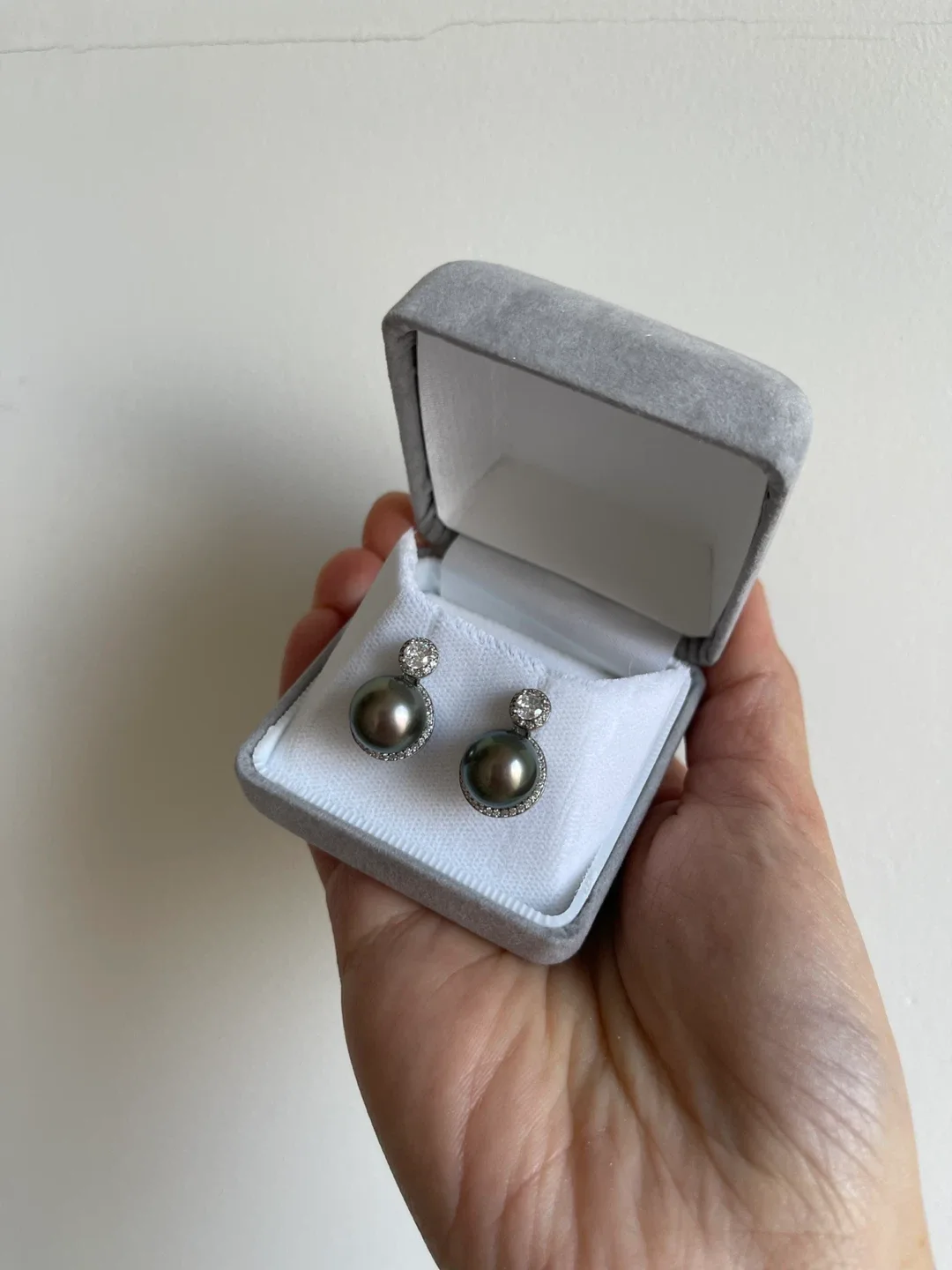 Brand New Tahitian Pearl Silver Cubic Zirconia Stud Earrings image indicator(4)