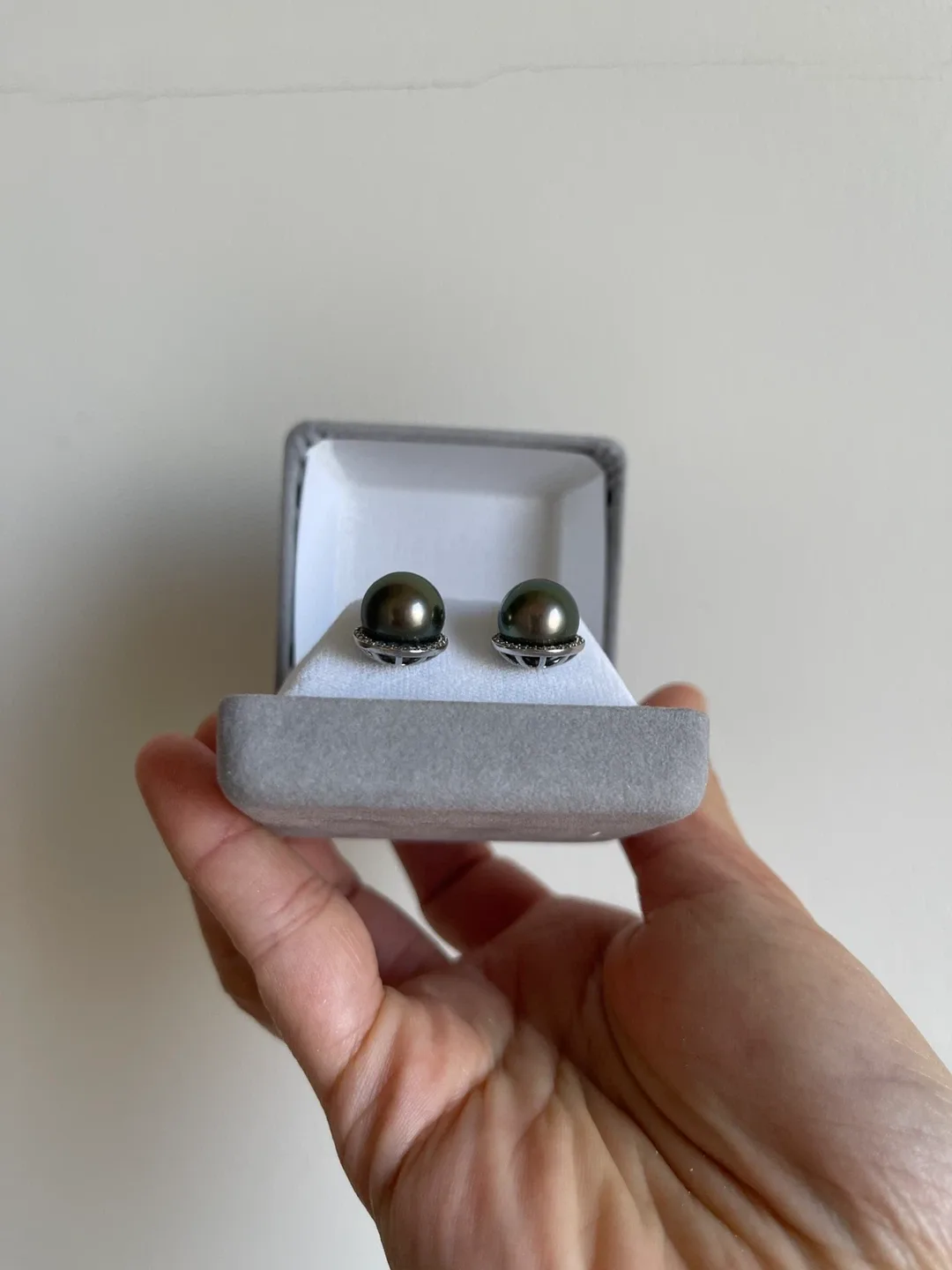 Brand New Tahitian Pearl Silver Cubic Zirconia Stud Earrings image indicator(5)