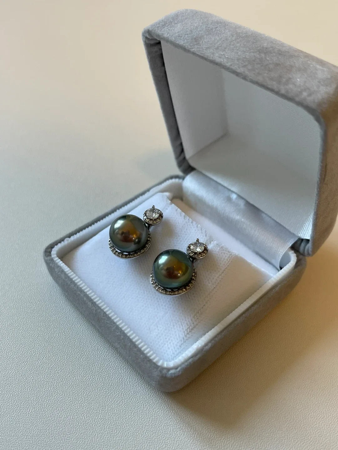 Brand New Tahitian Pearl Silver Cubic Zirconia Stud Earrings image indicator(2)