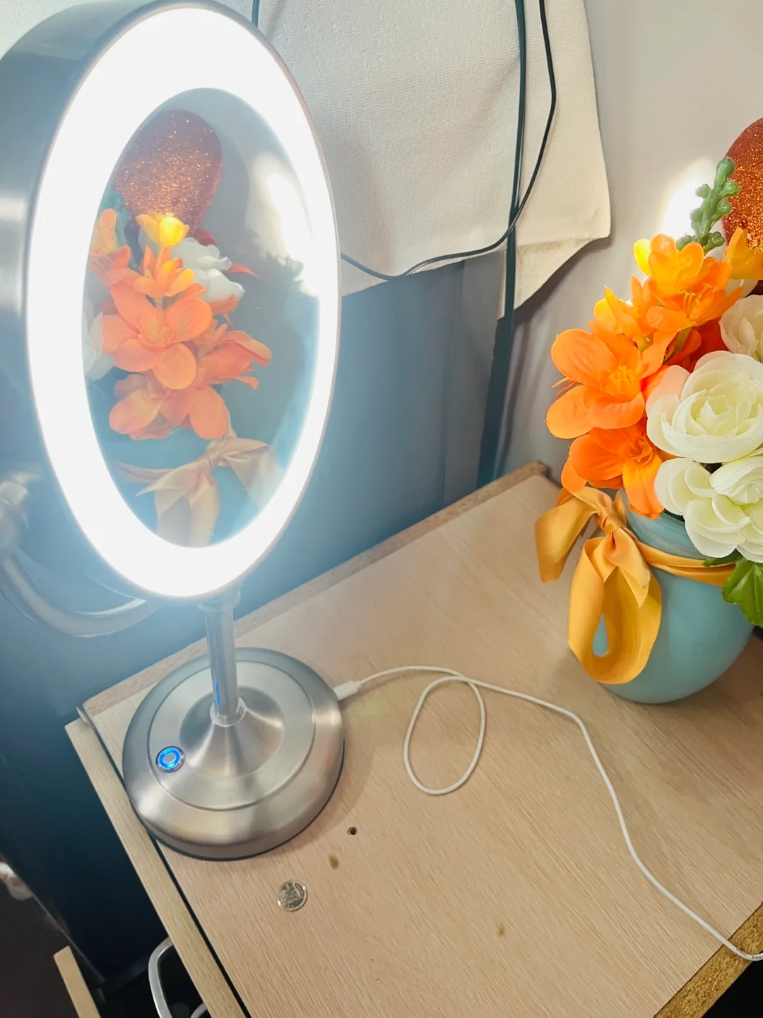 Rechargeable Vanity Mirror with LED Lighting image indicator(2)