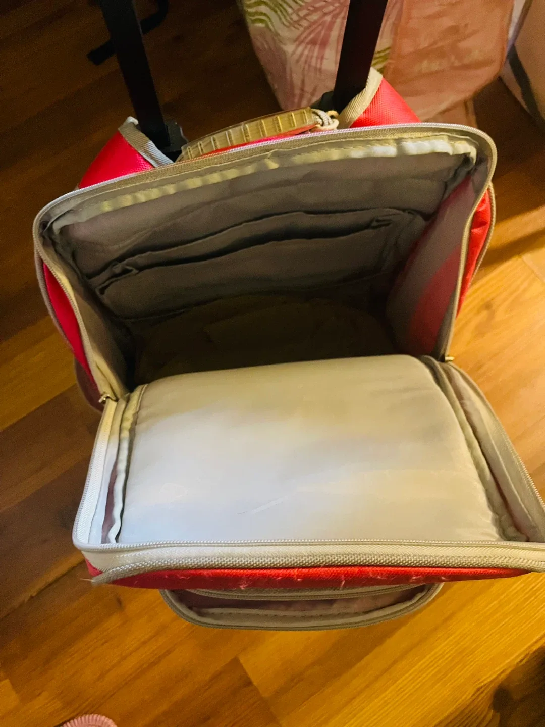 Snoopy & Peanuts Red Rolling Backpack image indicator(4)