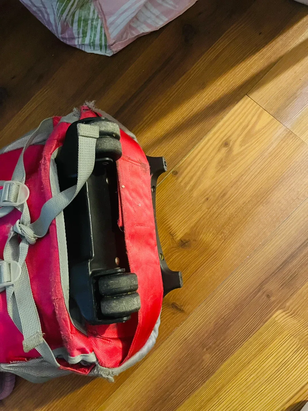 Snoopy & Peanuts Red Rolling Backpack image indicator(6)