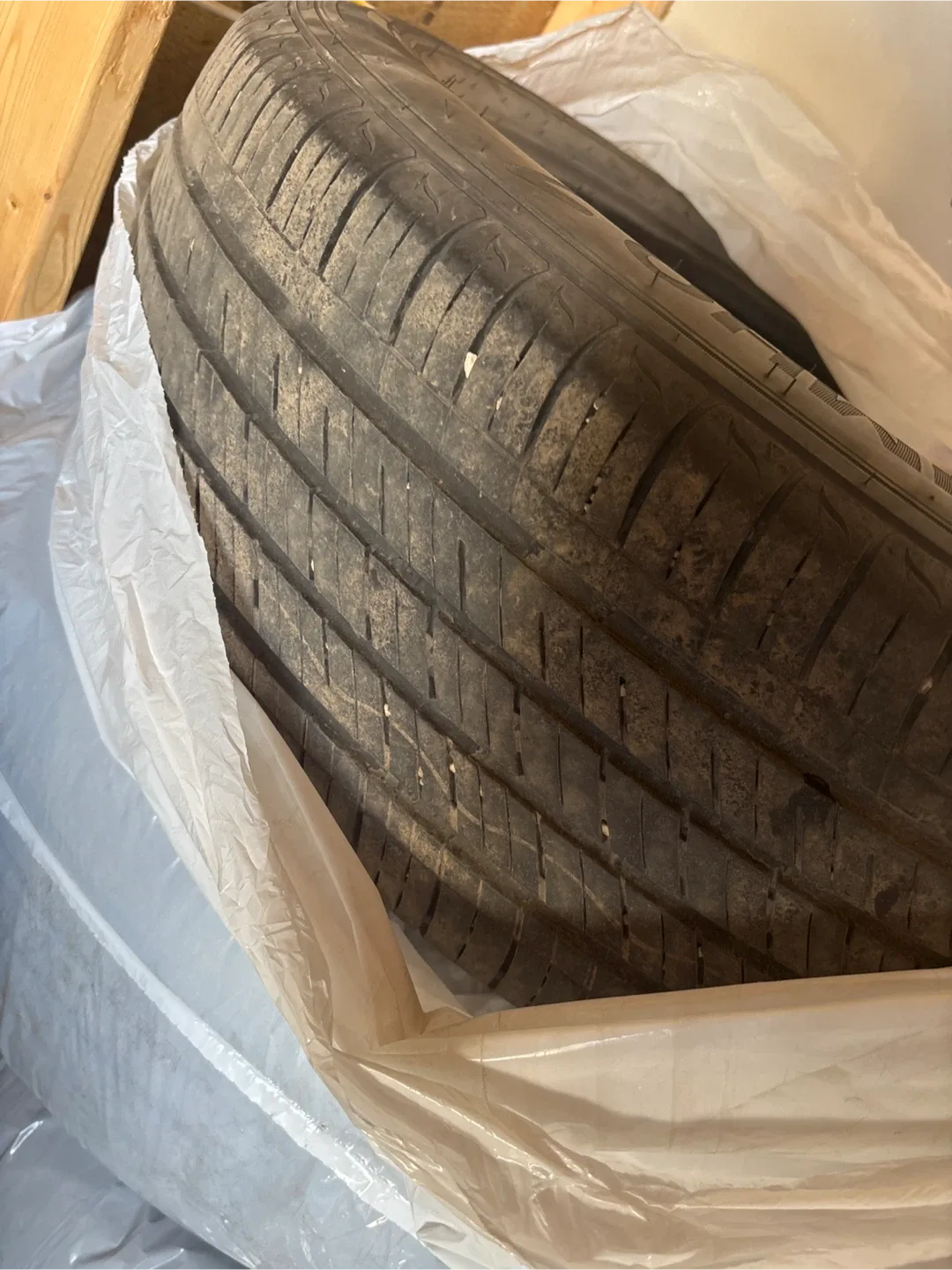 Kumho Tire - 235/60R18 image indicator(2)